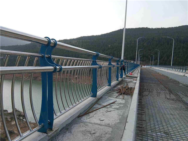 商洛不锈钢桥梁护栏的特点及其在桥梁安全中的重要作用