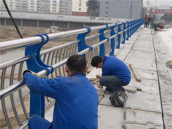 商洛不锈钢河道护栏的特性及其在城市景观中的应用
