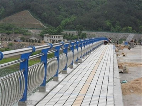 商洛不锈钢桥梁护栏的特性及其在现代建筑中的应用